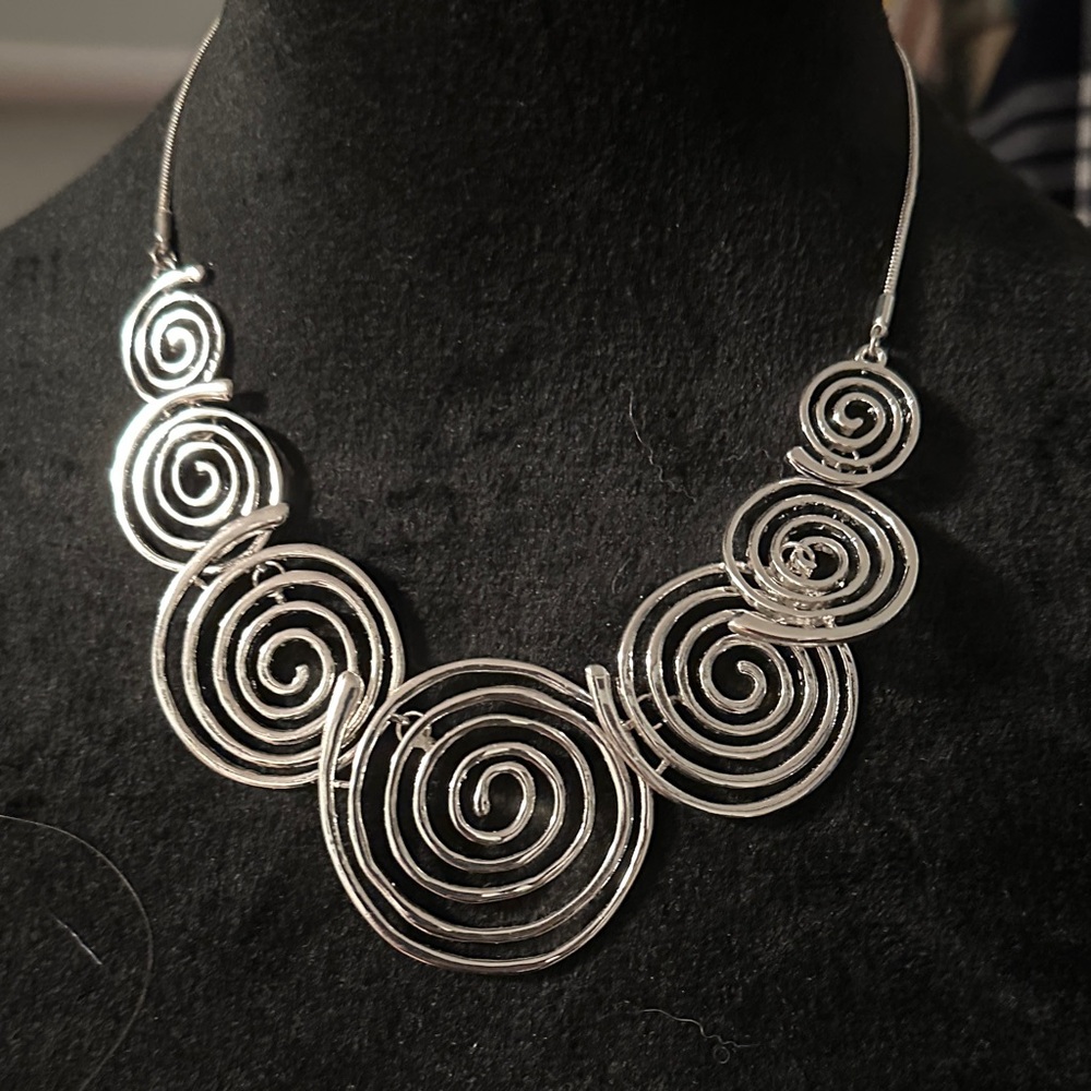 Elegant Silver Swirl Necklace